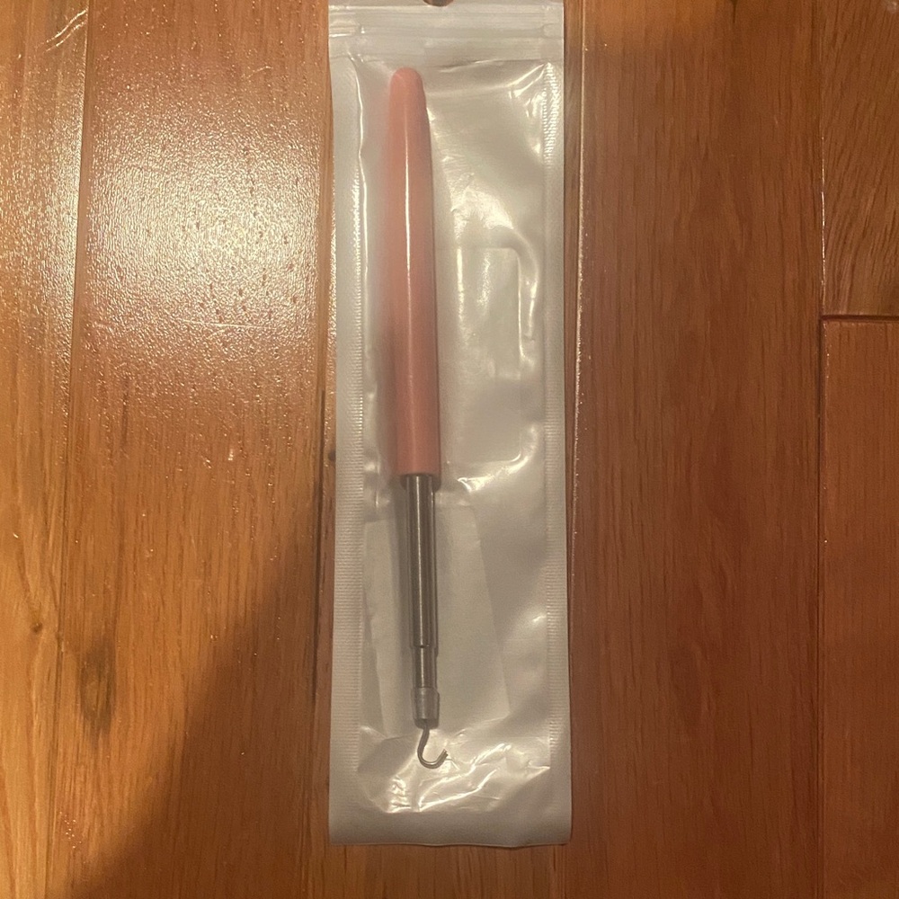 Bracelet fastener helper tool